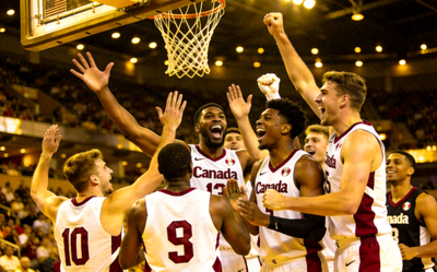 加拿大国家男子篮球队庆祝胜利 - 球员们围在一起欢呼