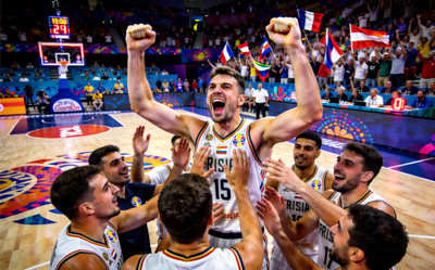 篮球世界杯比赛最后时刻球员投进制胜球后振臂欢呼的激动场面