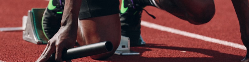 篮球与足球并置概念图，象征双线赛事狂欢