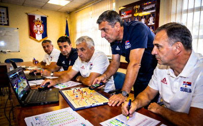 塞尔维亚国家男子篮球队进行战略会议 - 教练组分析比赛录像