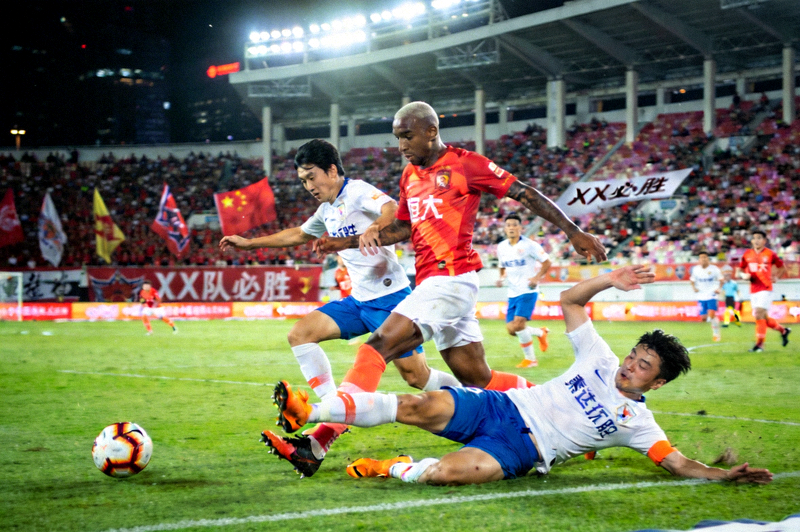 世界杯预选赛现场照片 - 球员在场上激烈拼抢争夺出线名额