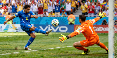 足球世界杯比赛精彩瞬间 - 球员射门与守门员扑救的激烈场面