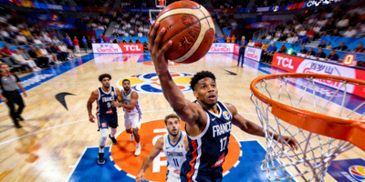 篮球世界杯小组赛激烈对抗画面，球员突破上篮瞬间