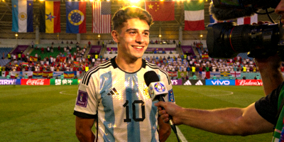 世界杯赛场上表现出色的年轻新星接受媒体采访