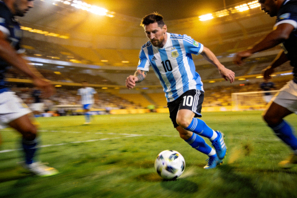 足球世界杯球星风采 - 阿根廷队球星梅西在比赛中带球