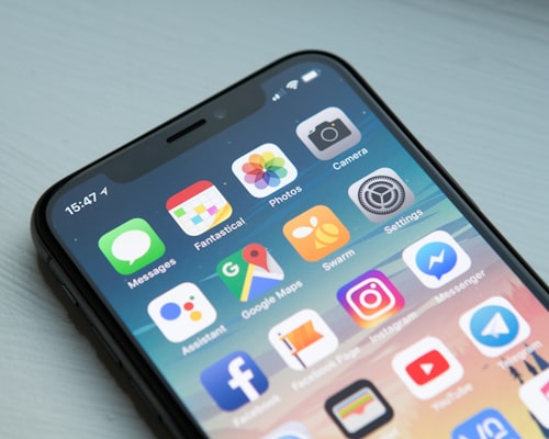 用户手持手机，屏幕上显示6686体育资讯APP的清晰界面